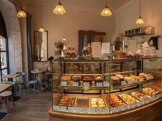 showcase-with-sweets