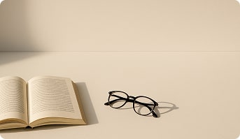 Дівчина читає книгу біля вікна