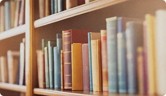 Книги на дерев’яному столі біля кави